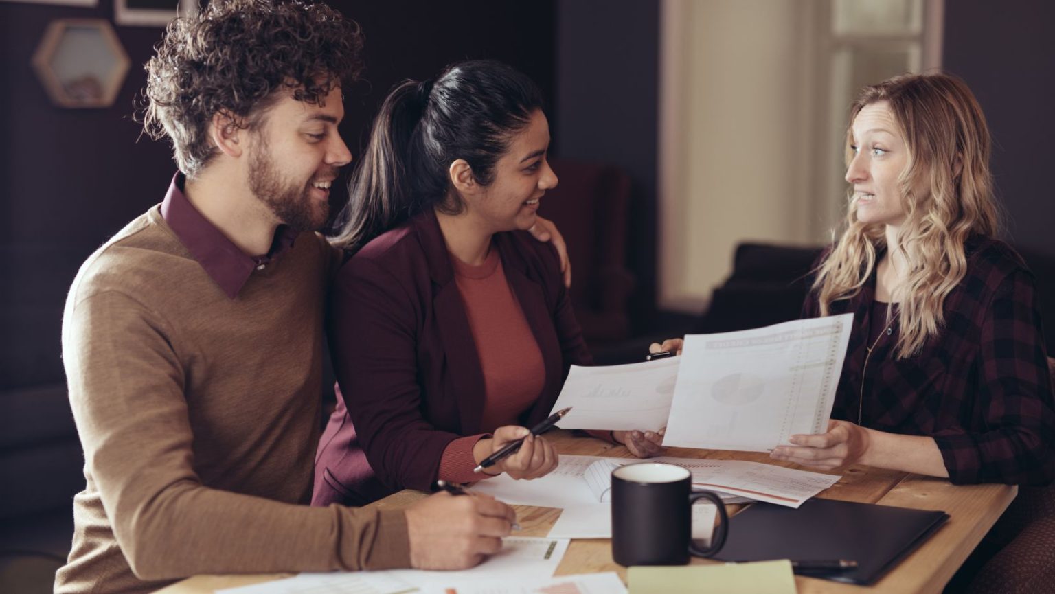 Independent insurance broker helping clients